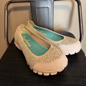 Skechers EZ Flex 2 Sweetpea Crochet Flats Size 7 Cream Memory Foam
